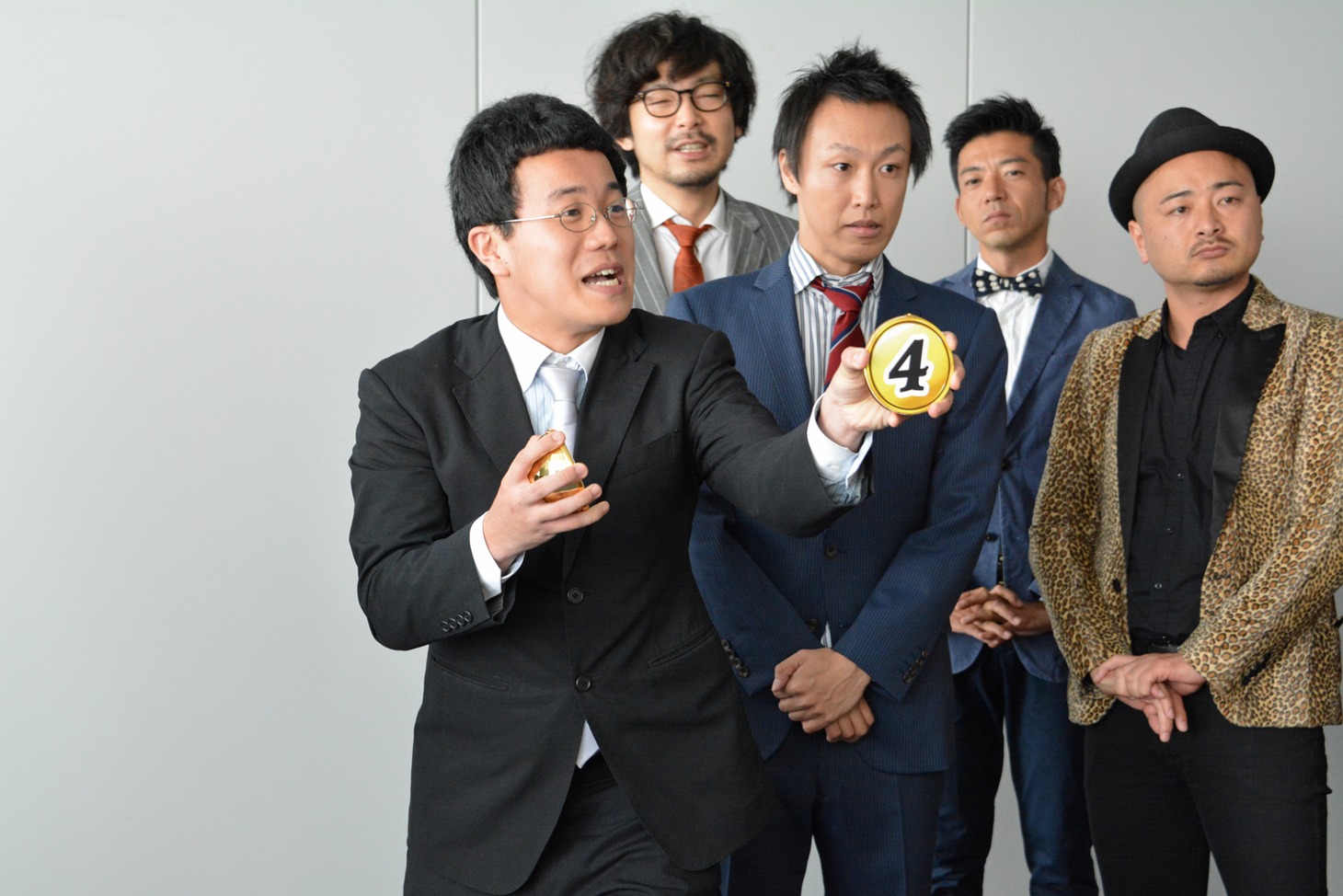 4番を引いたパーマ大佐。