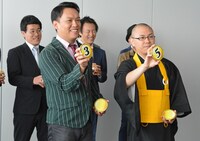 3番を引いたCOWCOW善し（左）と、5番のドドん石田（右）。