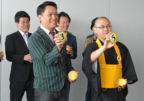 3番を引いたCOWCOW善し（左）と、5番のドドん石田（右）。