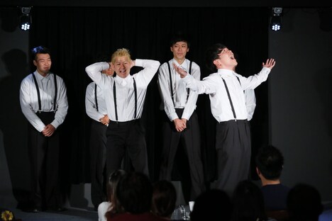 前にしか進めない男と横にしか進めない男を演じるサンシャイン。