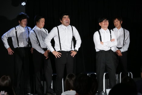 TEAM Aによる長尺の即興コントの様子。