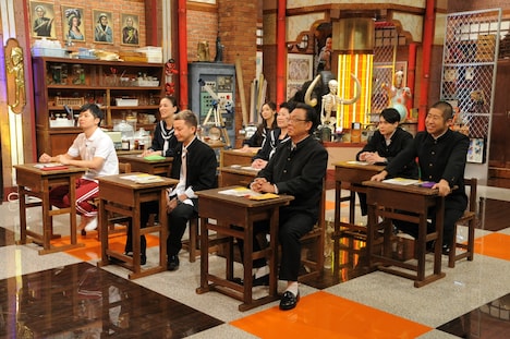 「しくじり先生」の授業を受ける出演者たち。(c)テレビ朝日