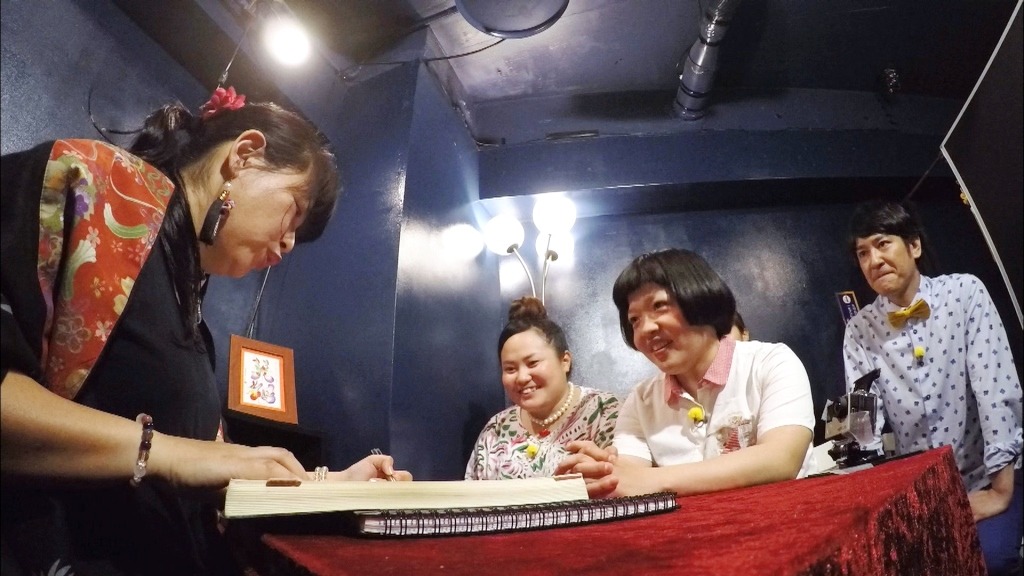 「1個だけイエロー」に出演する、おかずクラブ（中央）、ココリコ田中（右端）ら。(c)メ～テレ