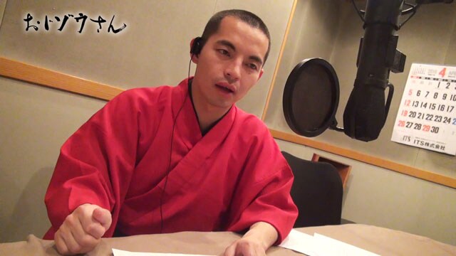 メイキングのワンシーン。「おじゾウさん」の収録に臨む三遊亭とむ。