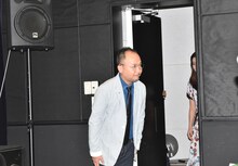 上映前の舞台挨拶に登場したマキタスポーツ。