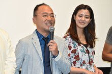 「PANIC IN」主演のマキタスポーツ（左）と、第1話マドンナの藤井美菜。