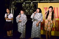 イベント中の（左から）イモトアヤコ、森三中・村上、森三中・黒沢、ベッキー。