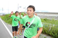 間寛平からたすきを受け取ったサバンナ八木。