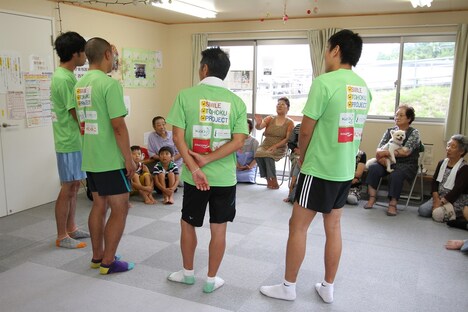 仮設住宅を訪問した芸人ランナーたち。