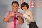 映画「アントマン」日本語版声優のお披露目イベントに登場したブラックマヨネーズ小杉、内田有紀(左から)。