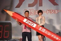 映画「アントマン」日本語版声優のお披露目イベントに登場したブラックマヨネーズ小杉、内田有紀（左から）。