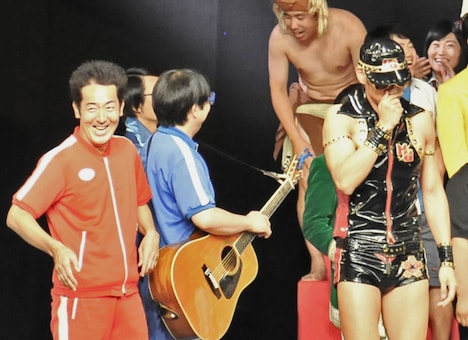 序盤に名前が呼ばれたことにショックを受けている様子のテツandトモ（左）とレイザーラモンHG（右）。