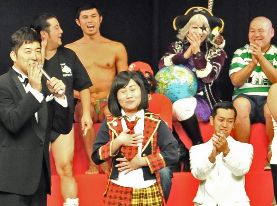 前田敦子のモノマネでスピーチをするキンタロー。。