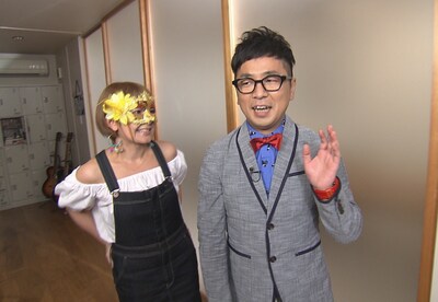 ゲストの矢口真里とMCのパンクブーブー黒瀬（左から）。(c)FBS