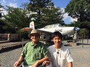 祖父とともに鹿児島・知覧を訪れたジャルジャル後藤（右）。(c)関西テレビ