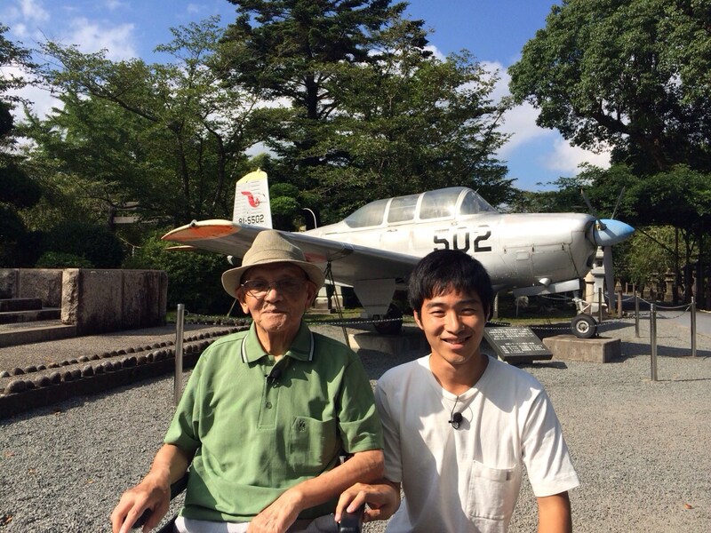 祖父とともに鹿児島・知覧を訪れたジャルジャル後藤（右）。(c)関西テレビ