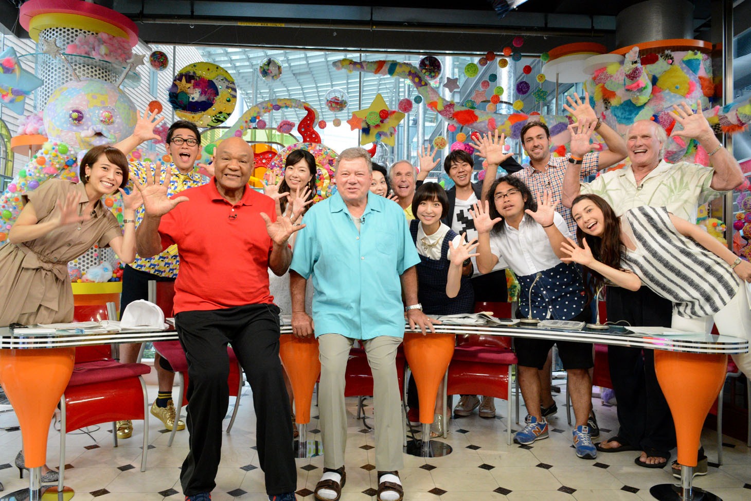 「PON!」レギュラーのビビる大木らと、「Better Late Than Never」の出演者たち。(c)日本テレビ