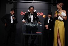 水中息止めに挑戦したダチョウ倶楽部・肥後。 (c)2015 Paramount Pictures. All Rights Reserved.