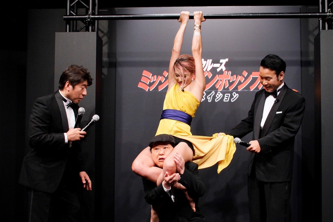 高野人母美に脚で首を絞められるダチョウ倶楽部・上島。 (c)2015 Paramount Pictures. All Rights Reserved.
