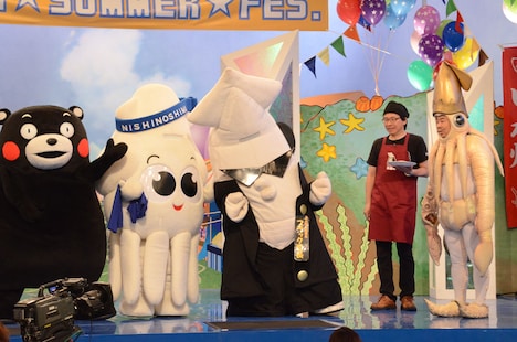 イカ大王の応援にやって来た(左から)くまモン、活イカ活っちゃん、ブラック番長とその通訳。