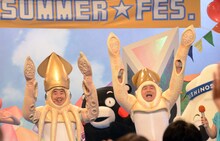 左から、ドランクドラゴン塚地扮するイカ大王と、アンタッチャブル山崎扮する“イカ大王第2”。