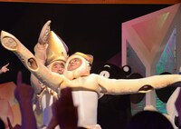 「イカ大王体操第2」を歌い上げるイカ大王を遮るアンタッチャブル山崎。