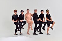 とにかく明るい安村とザ・チャレンジのメンバー。