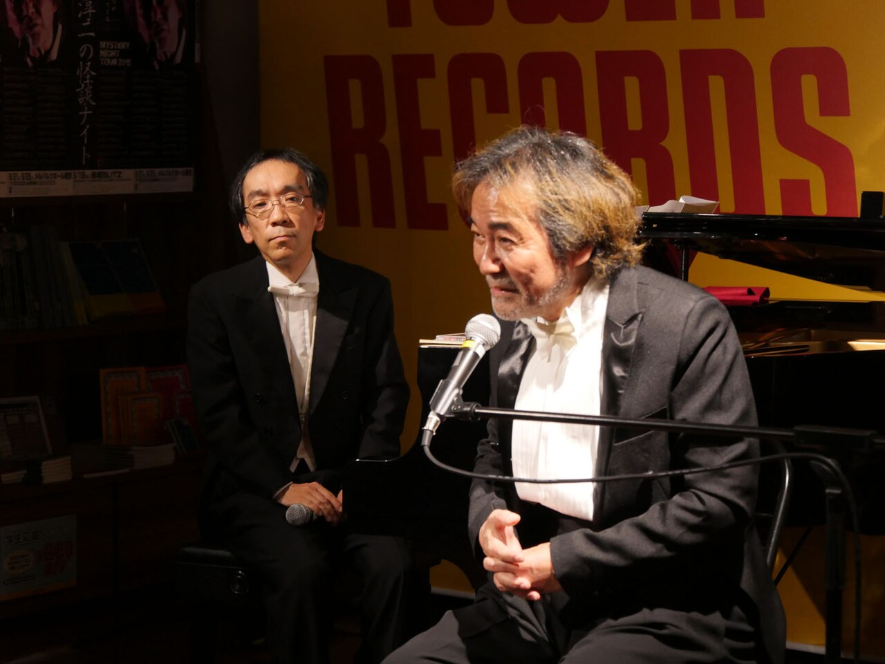 稲川淳二（右）と新垣隆（左）。