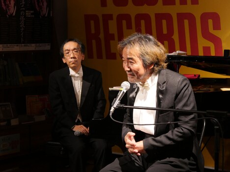 稲川淳二（右）と新垣隆（左）。