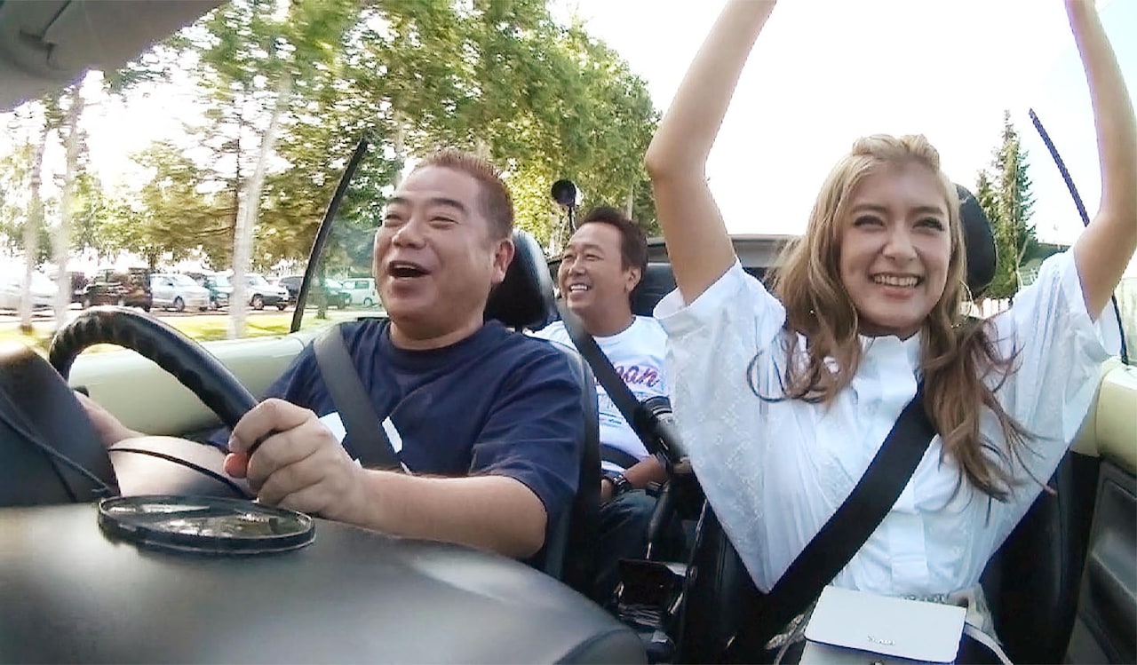 左から、北海道旅行に繰り出した出川哲朗、さまぁ～ず三村、ローラ。(c)テレビ東京