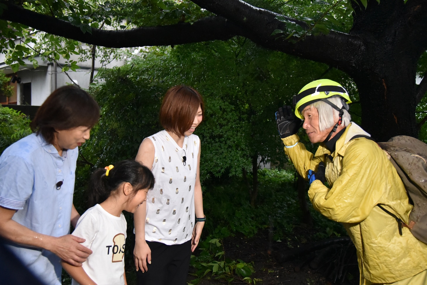 視聴者宅のソメイヨシノに登る間寛平。(c)関西テレビ