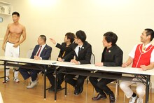 なぜか上半身裸で遅れて登場したレイザーラモンHG（左）。