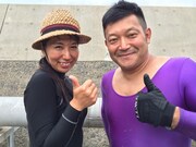 長崎県壱岐島でロケをする山口智充(右)。(c)関西テレビ