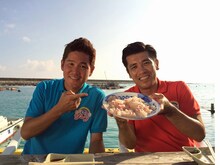 沖縄県伊江島でロケをするガレッジセール。(c)関西テレビ