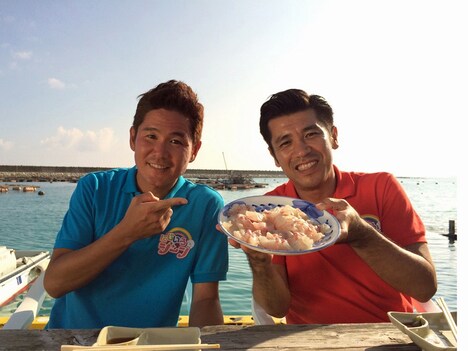 沖縄県伊江島でロケをするガレッジセール。(c)関西テレビ