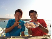 沖縄県伊江島でロケをするガレッジセール。(c)関西テレビ