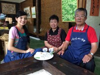 群馬県片品村でロケをするベッキー（左）。(c)関西テレビ