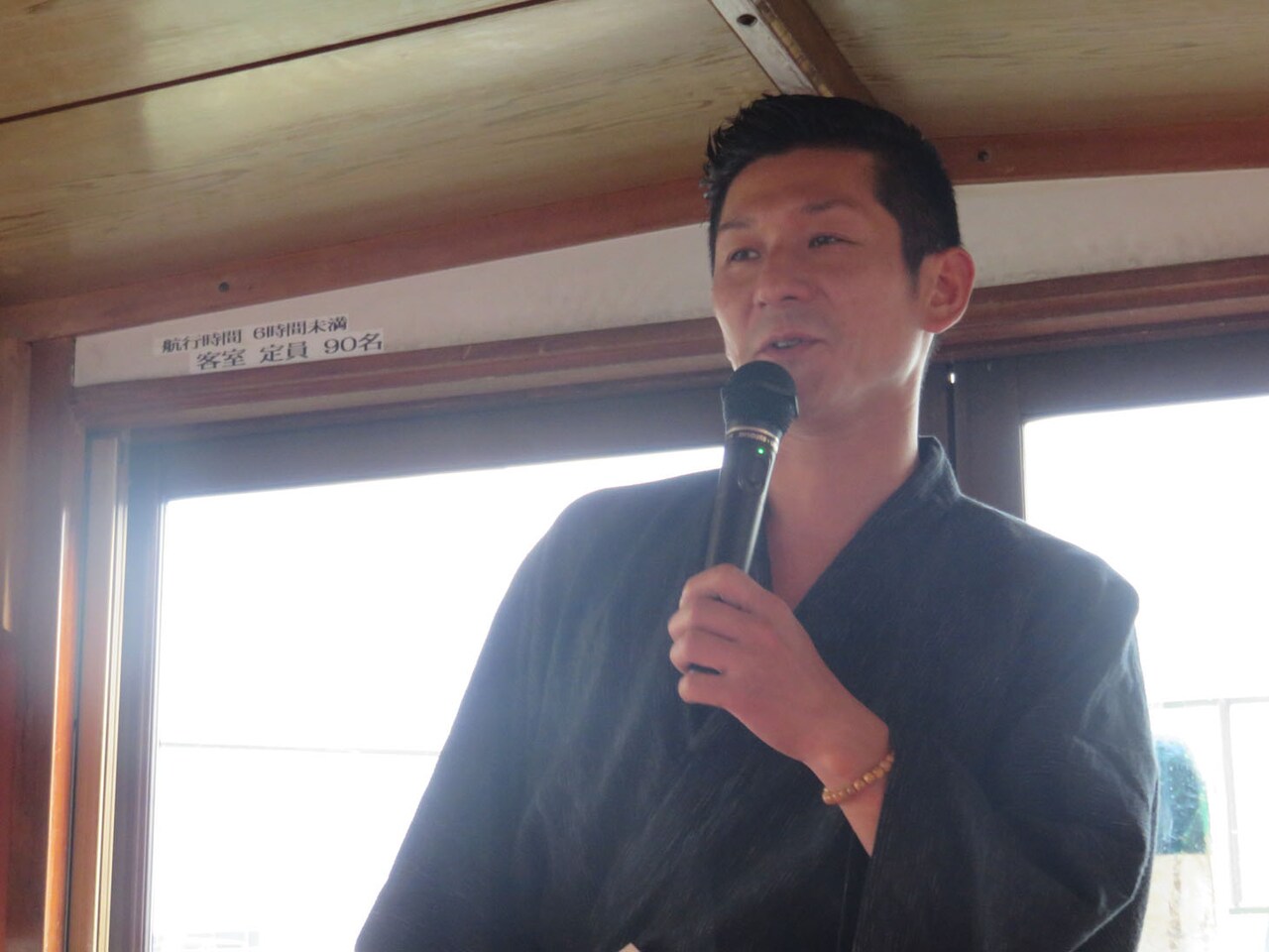 バスと屋形船で花火ツアー成功、笑い飯哲夫が大喜利ライブでサイン会