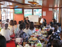 「花火が2倍楽しくなる 笑い飯哲夫が解説！東京湾大華火祭 屋形船ツアー」の様子。