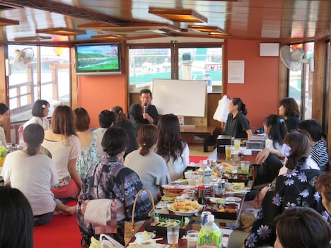 「花火が2倍楽しくなる 笑い飯哲夫が解説！東京湾大華火祭 屋形船ツアー」の様子。