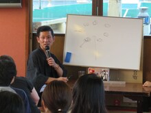 「花火が2倍楽しくなる 笑い飯哲夫が解説！東京湾大華火祭 屋形船ツアー」の様子。