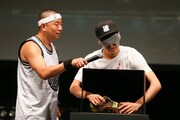 レイザーラモンRG（左）と佐藤隆太（右）。