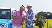 「極上空間～小さなクルマ、大きな未来。～」に出演する（左から）林家たい平、テリー伊藤。(c)BS朝日