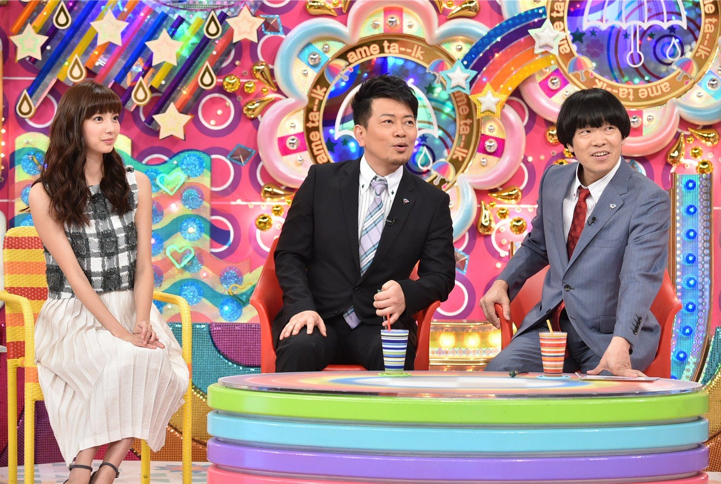 雨上がり決死隊と、新川優愛（左）。(c)テレビ朝日