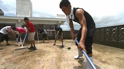 「大改造!! 劇的ビフォーアフター SEASON II」で親孝行リフォームに挑む小島よしお。(c)ABC