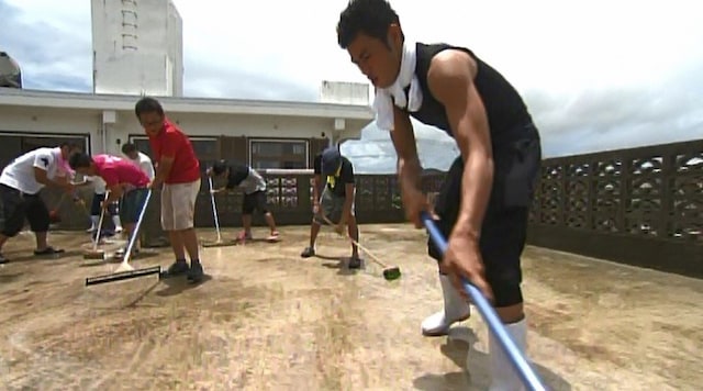 「大改造!! 劇的ビフォーアフター SEASON II」で親孝行リフォームに挑む小島よしお。(c)ABC