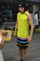 抽選に外れたお見送り芸人しんいち。