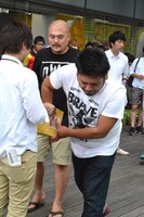 くじを引く鬼越トマホーク。