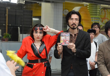 くじを引く相方を見守る馬鹿よ貴方は・平井“ファラオ”光（右）と平野ノラ（左）。