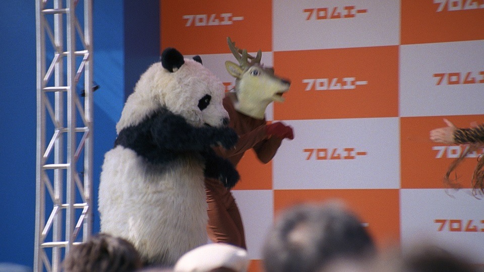 フロム・エー ナビの新CM「イベント編」のワンシーン。